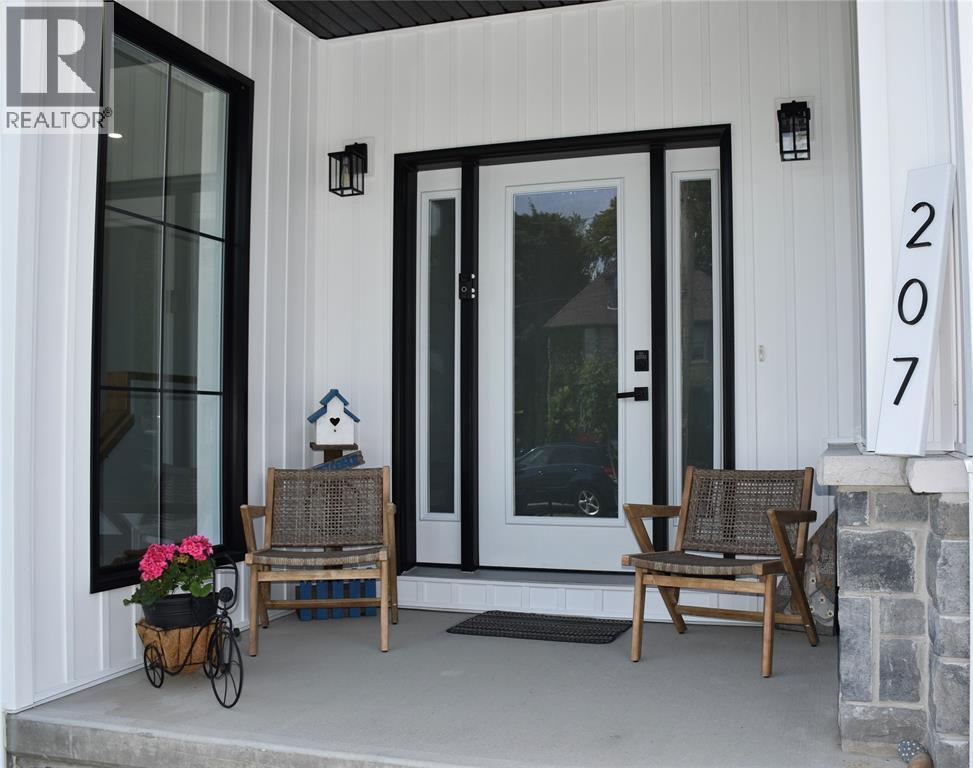 207 Essex Street, Sarnia, Ontario  N7T 0C2 - Photo 2 - 26004231