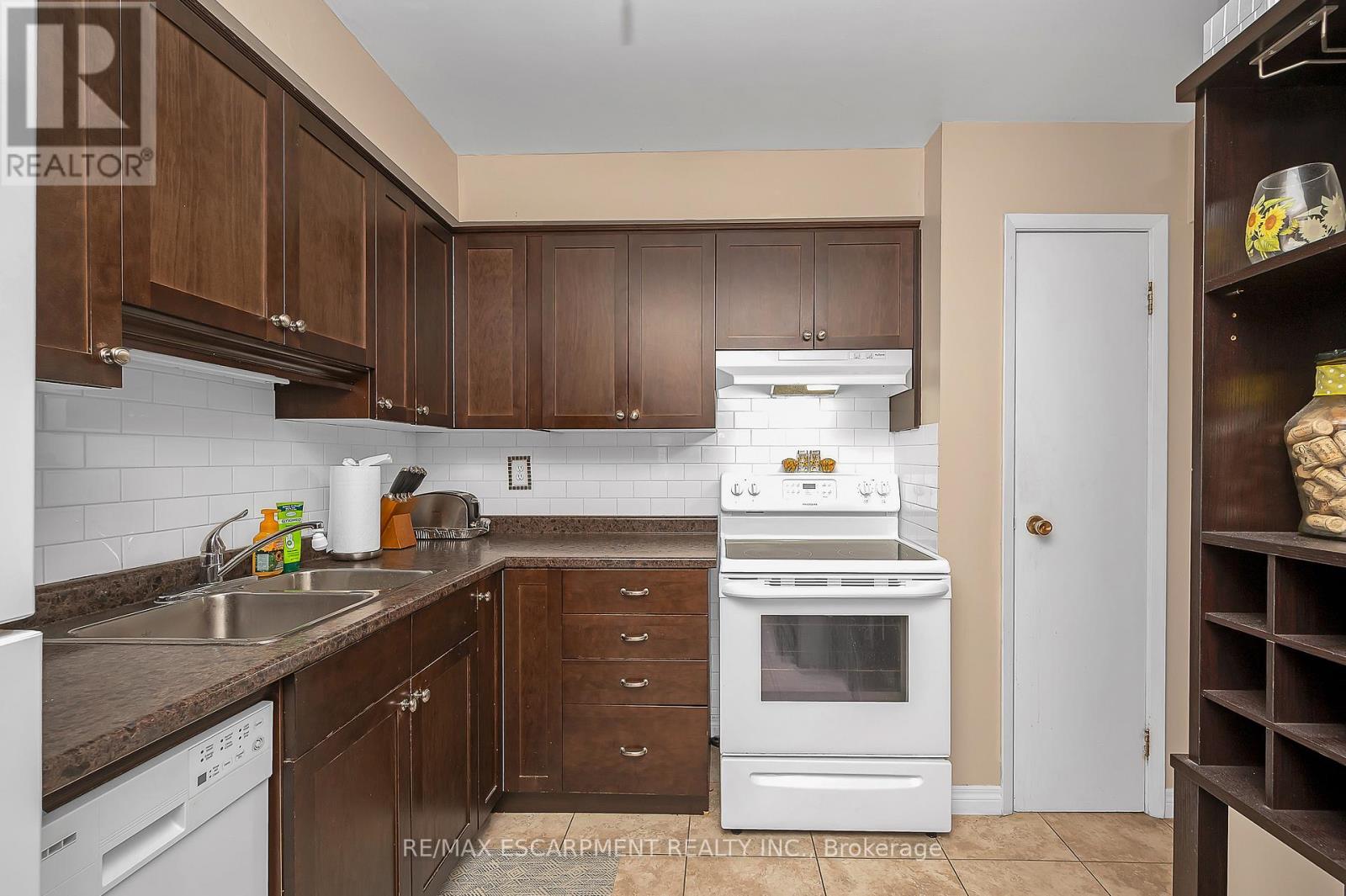 L80 - 223 Pioneer Drive, Kitchener, Ontario  N2P 1L9 - Photo 11 - X12831762
