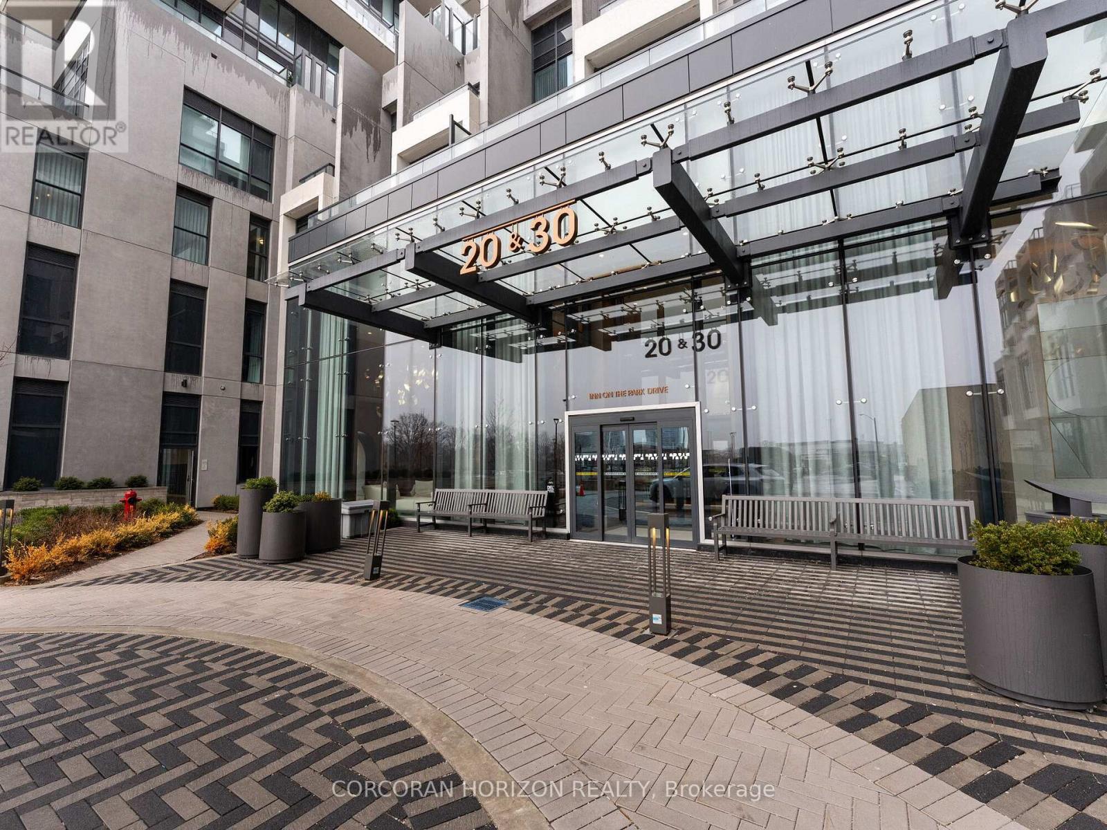 221 - 30 INN ON THE PARK DRIVE, Toronto, Ontario