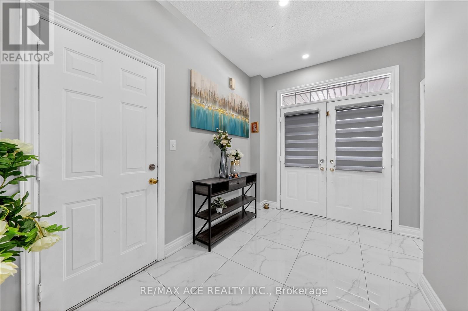 9 Invitational Road, Brampton, Ontario  L6P 2H1 - Photo 7 - W12831778