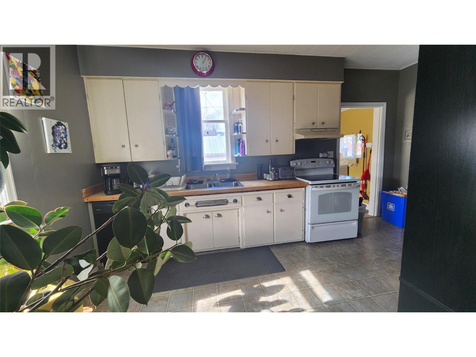 102 1st Avenue, Nakusp, British Columbia  V0G 1R0 - Photo 3 - 2474550