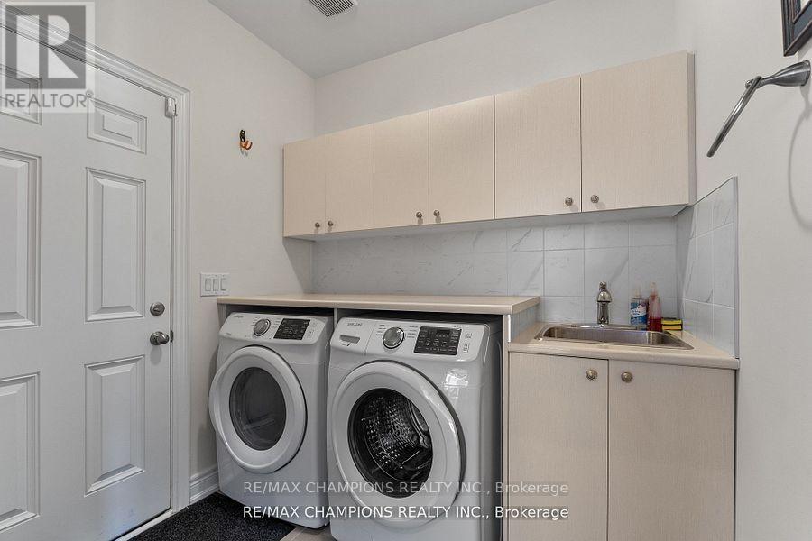 151 Russell Creek Drive, Brampton, Ontario  L6R 4B4 - Photo 15 - W12830992