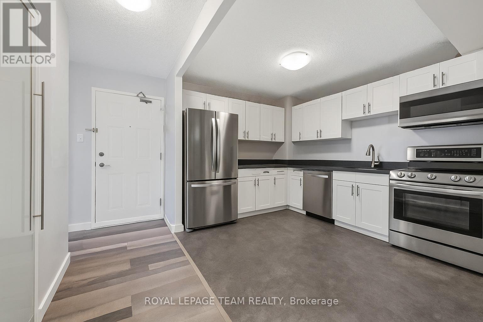 901 - 200 Bay Street, Ottawa, Ontario  K1R 7W8 - Photo 2 - X12831844