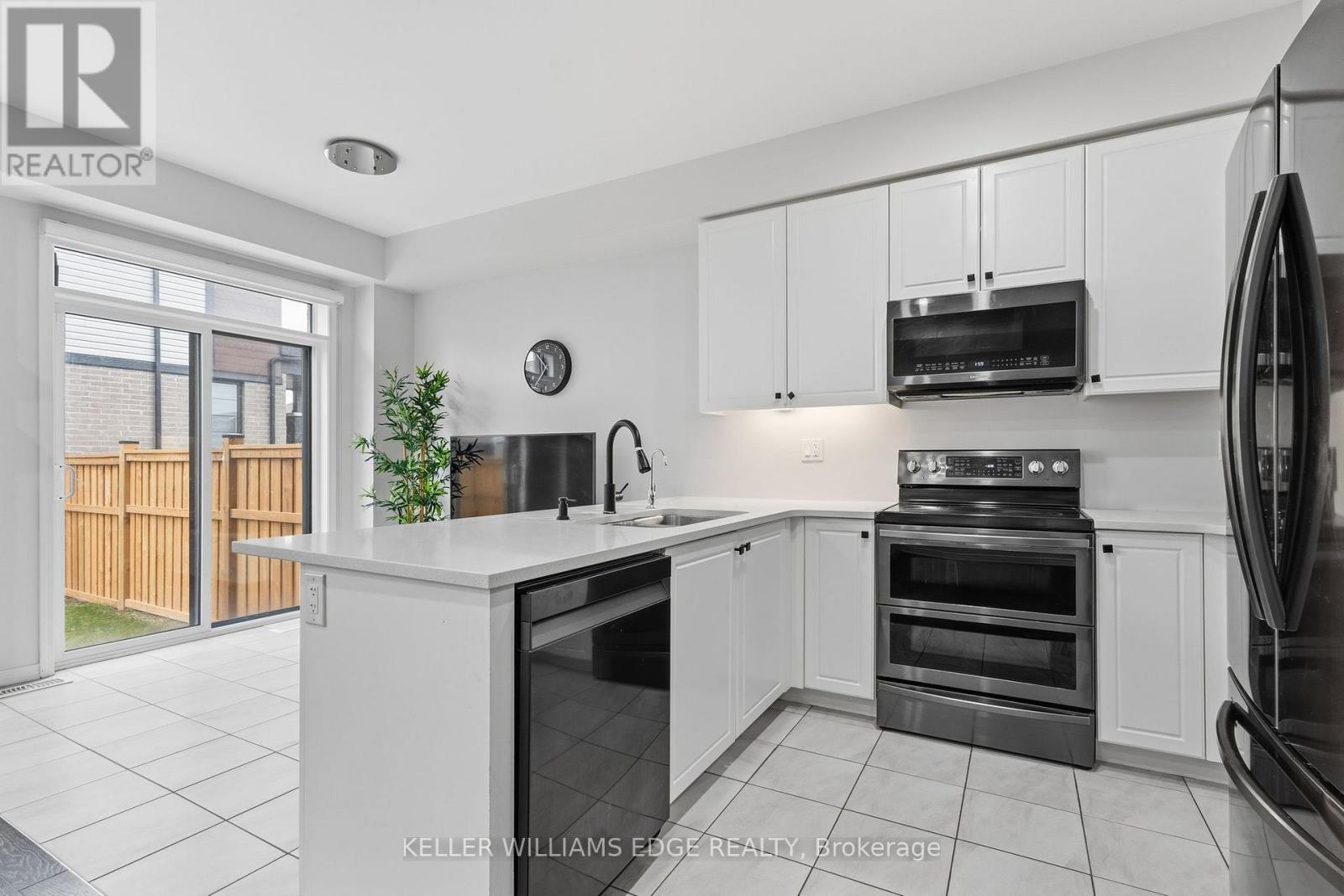 54 Oaktree Drive, Haldimand, Ontario  N3W 0E7 - Photo 8 - X12831824