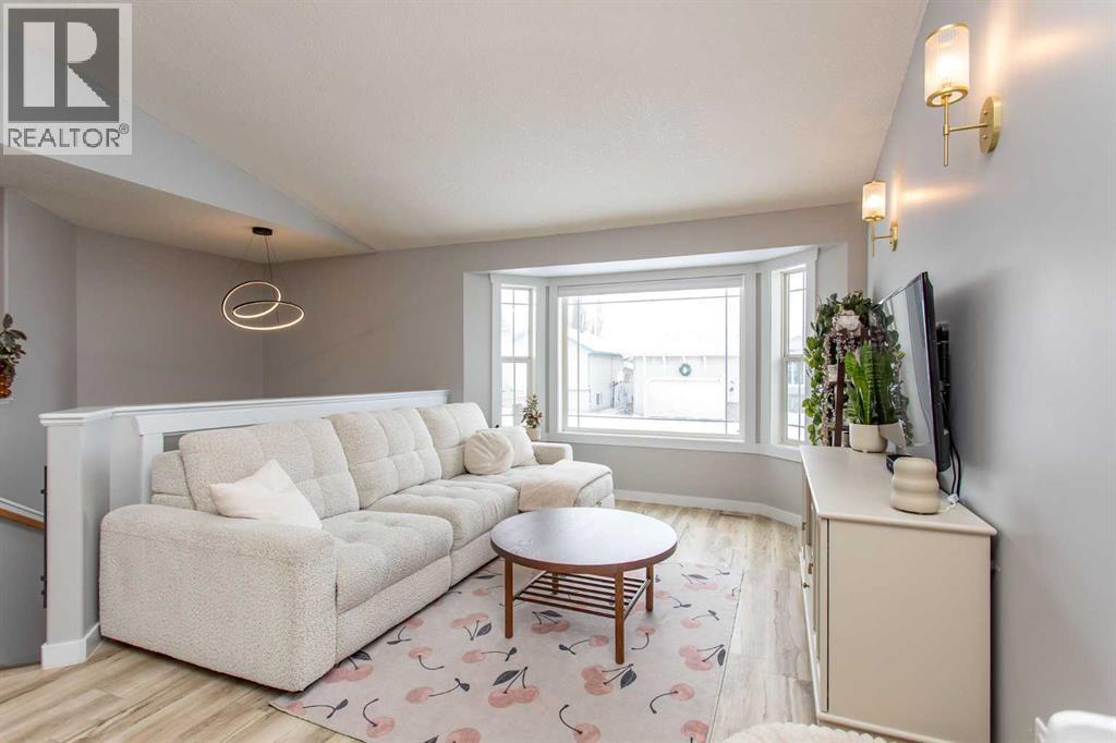 14 Silver Drive, Blackfalds, Alberta  T0M 0J0 - Photo 3 - A2288195