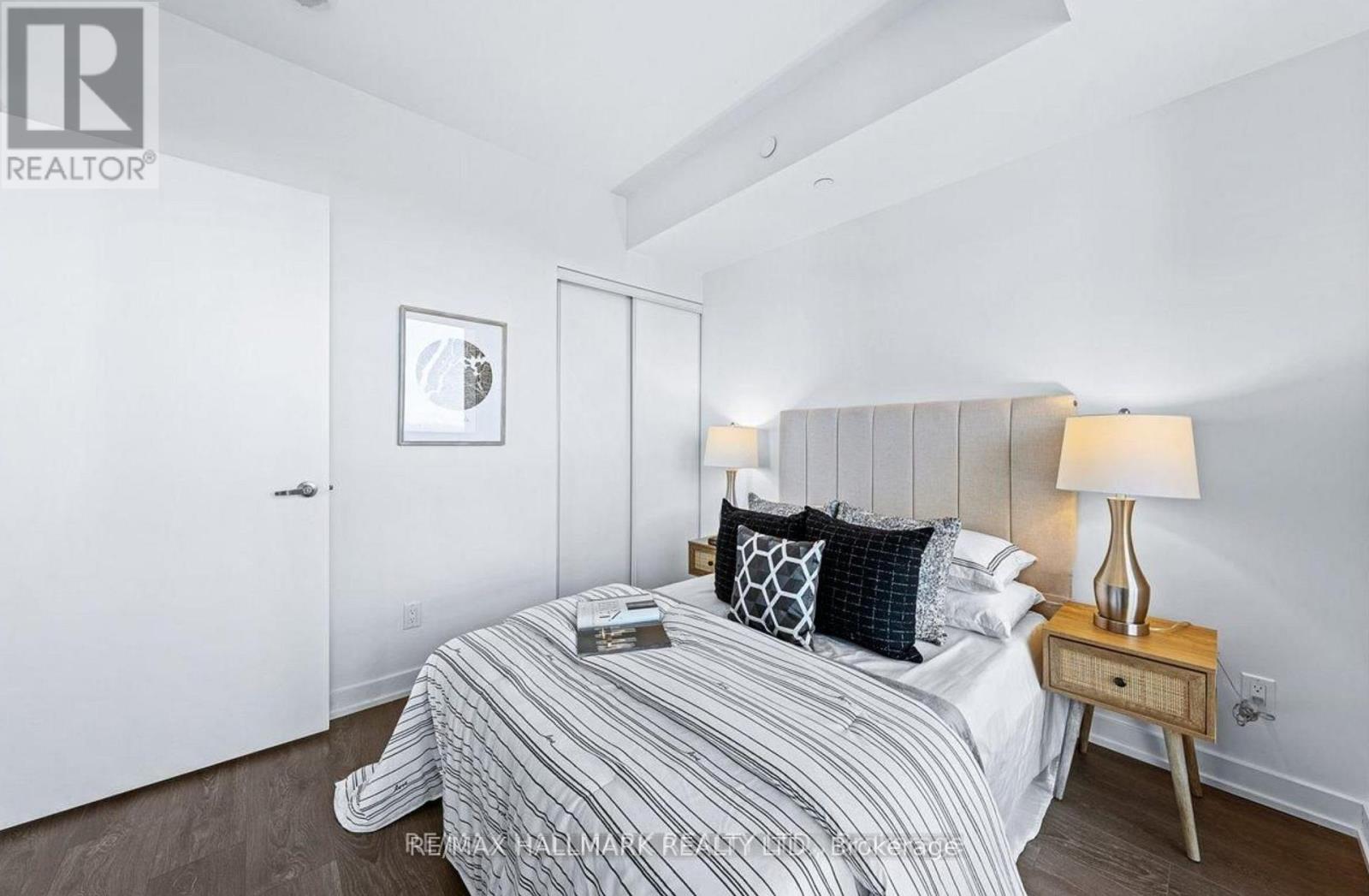 1811 - 501 St Clair Avenue W, Toronto, Ontario  M5P 0A2 - Photo 4 - C12831852