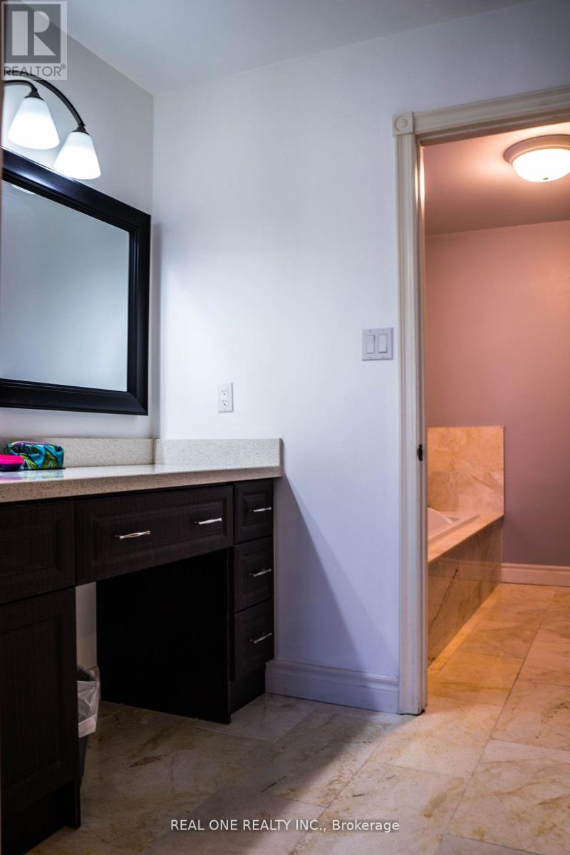 46 Elmsley Drive, Richmond Hill, Ontario  L4C 8N6 - Photo 12 - N12831900