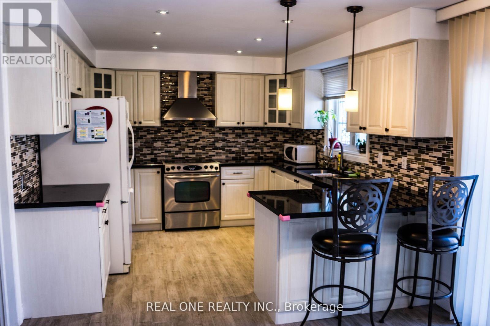 46 Elmsley Drive, Richmond Hill, Ontario  L4C 8N6 - Photo 4 - N12831900