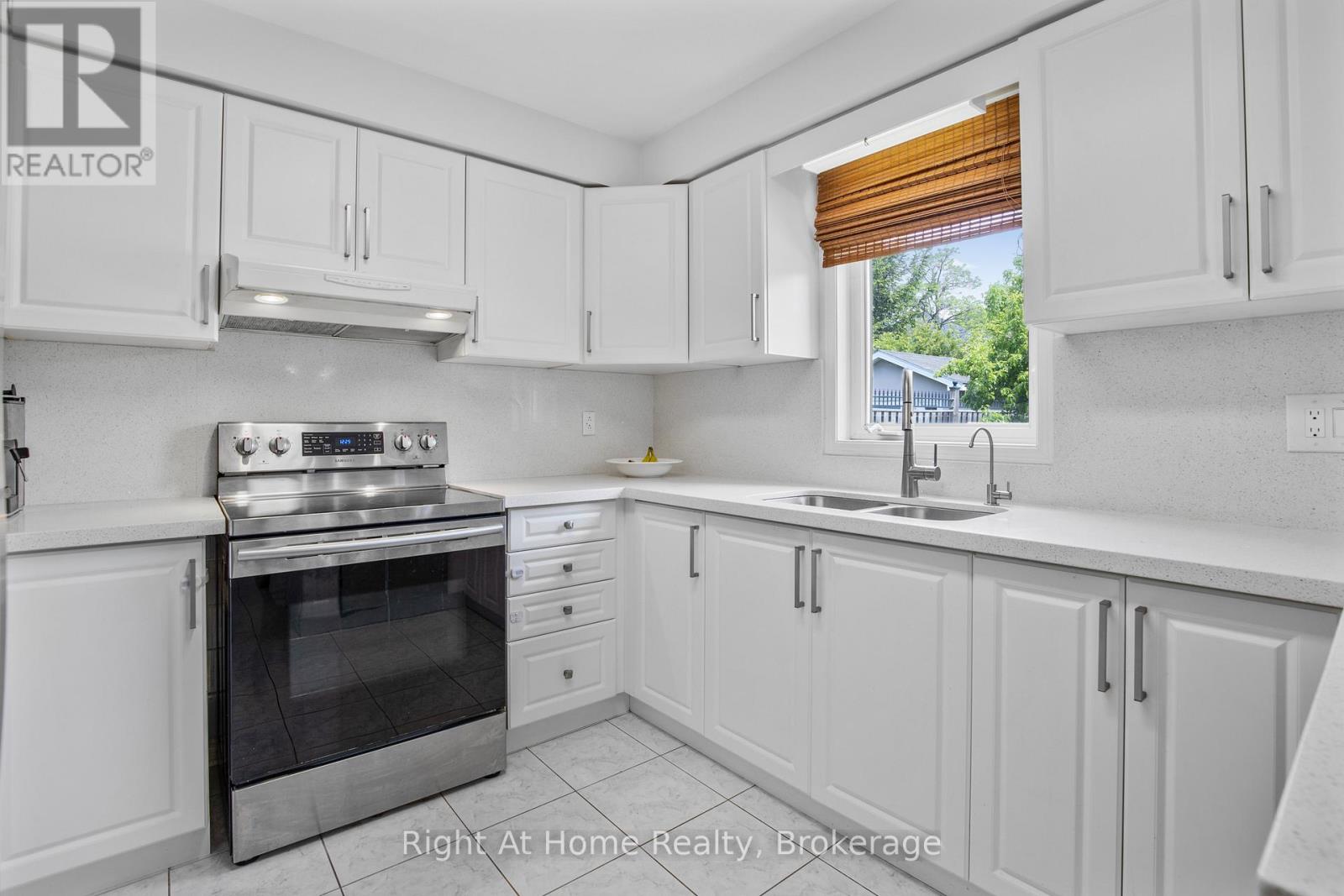 2405 Eden Valley Drive, Oakville, Ontario  L6H 6K9 - Photo 10 - W12831922