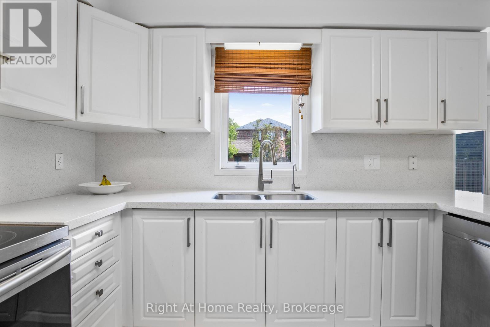 2405 Eden Valley Drive, Oakville, Ontario  L6H 6K9 - Photo 12 - W12831922