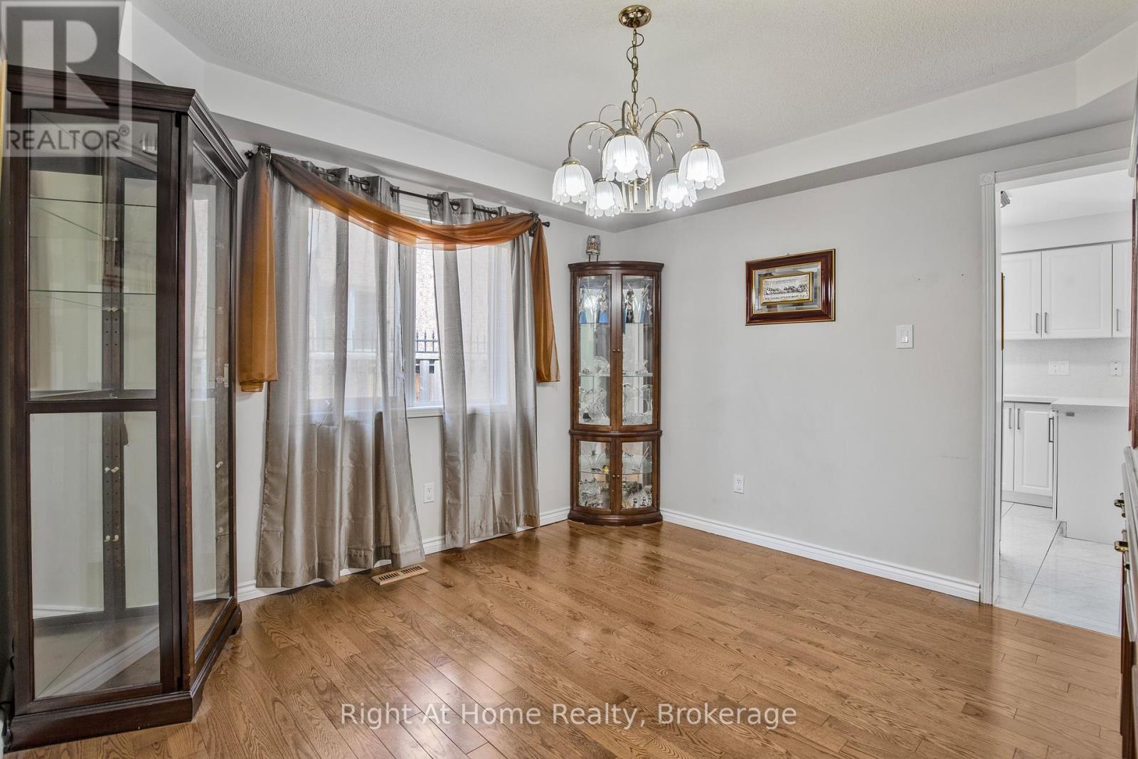2405 Eden Valley Drive, Oakville, Ontario  L6H 6K9 - Photo 7 - W12831922