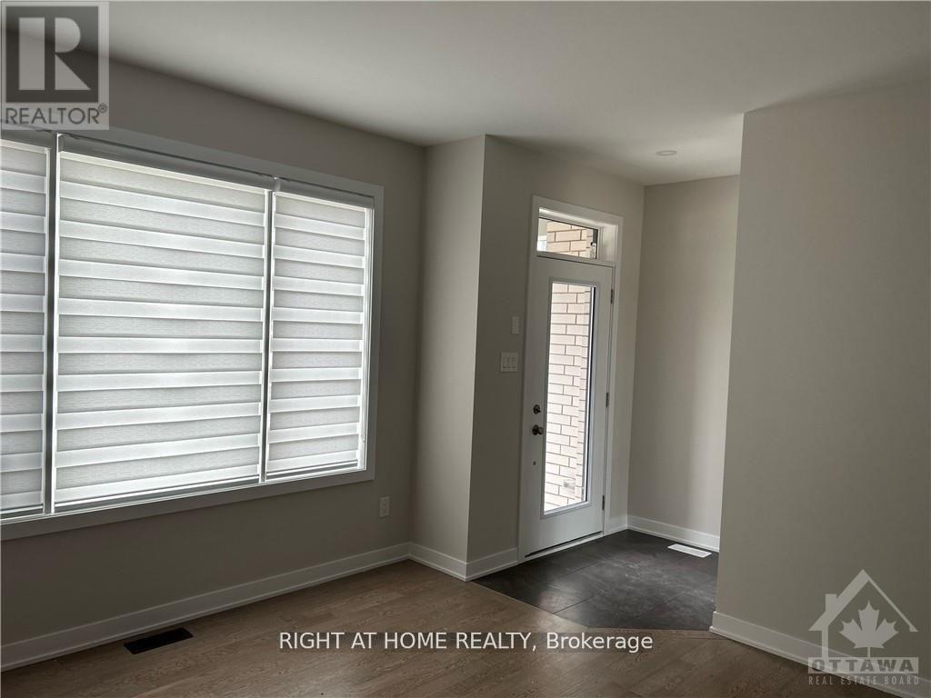 405 Applalachain Circle, Ottawa, Ontario K2C 3H2 - Photo 2 - X12831914