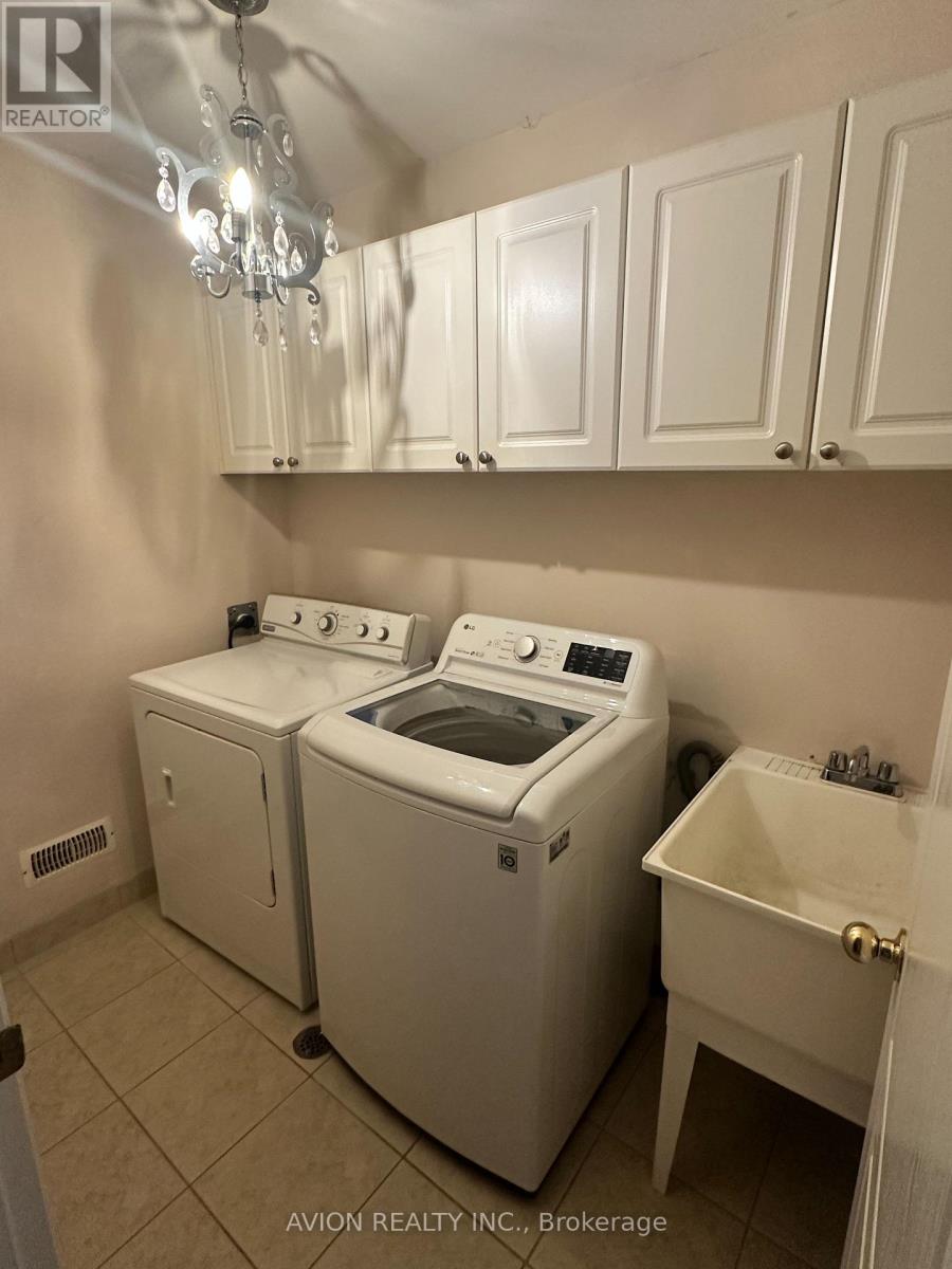 3046 Mission Hill Drive, Mississauga, Ontario  L5M 0C1 - Photo 7 - W12831924