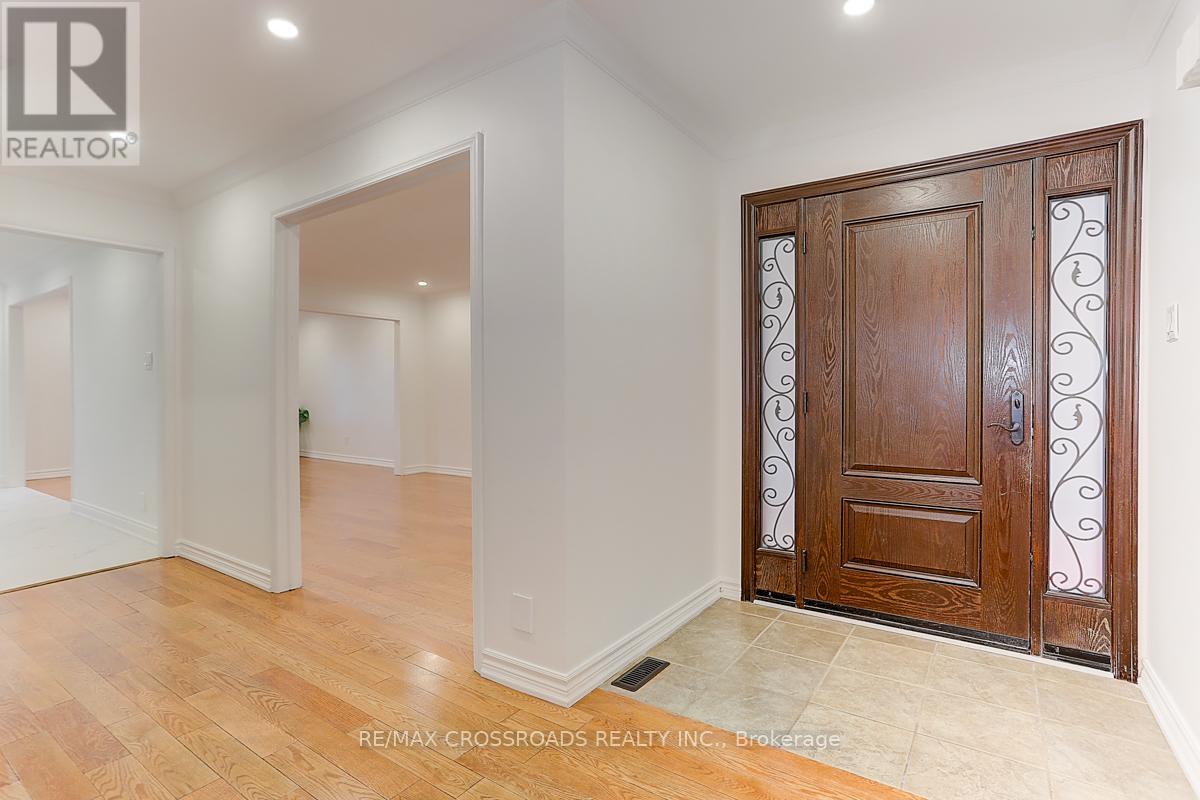 125 Green Bush Crescent, Vaughan, Ontario  L4J 5M3 - Photo 4 - N12831956