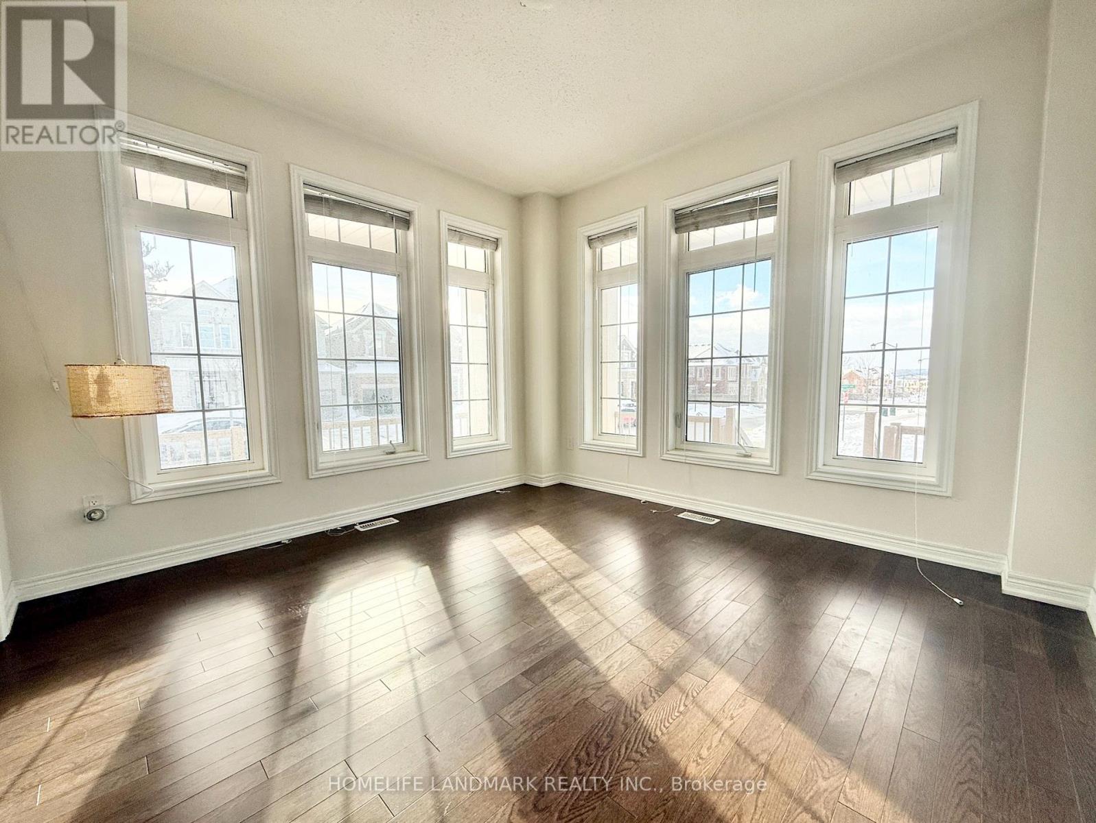 328 Roy Harper Avenue, Aurora, Ontario  L4G 1A6 - Photo 8 - N12831980