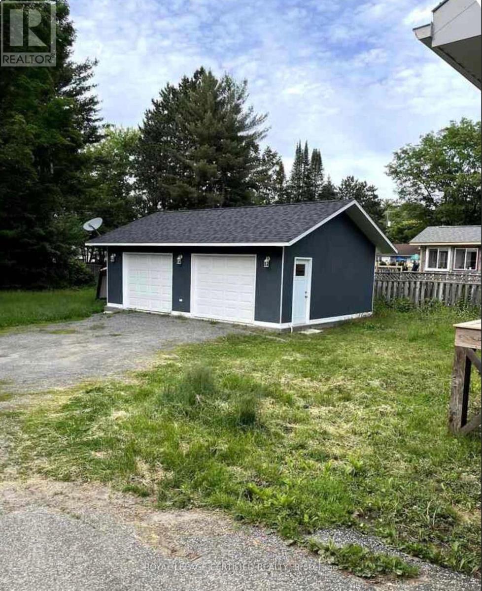 253 Maple Street, Bracebridge, Ontario  P1L 1K3 - Photo 2 - X12831970