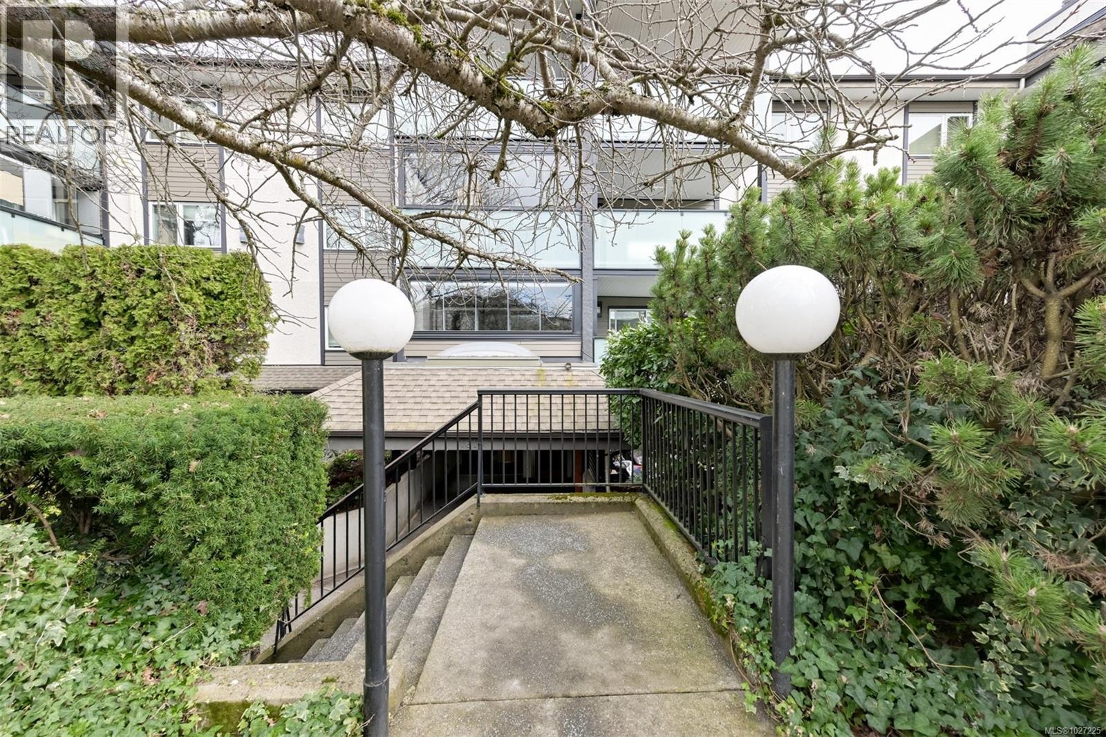 201 1619 Morrison St, Victoria, British Columbia  V8R 6R8 - Photo 8 - 1027225