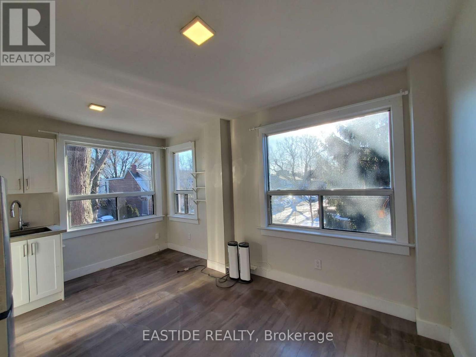 Upper - 212 Monarch Park Avenue, Toronto, Ontario  M4J 4S1 - Photo 9 - E12747148