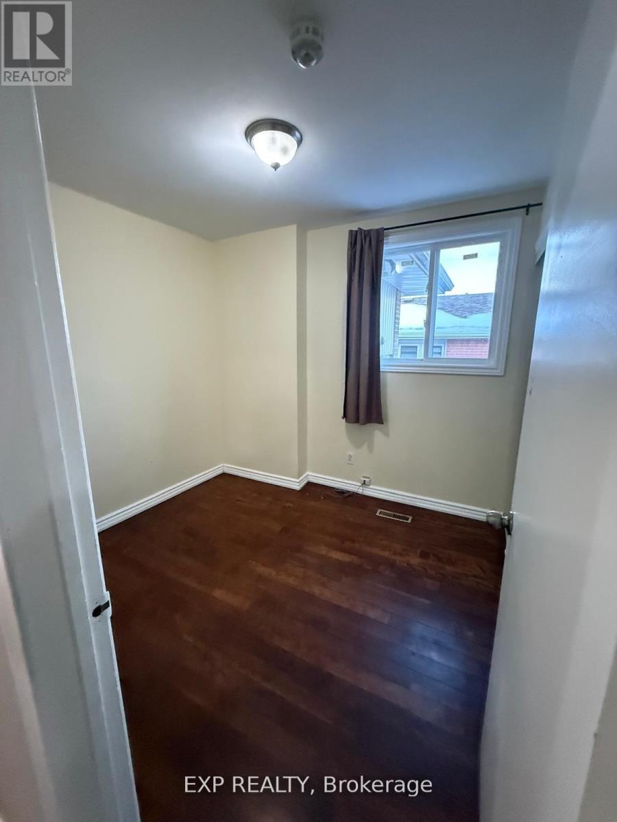 Upper - 17 Gable Drive, Brampton, Ontario  L6V 2H2 - Photo 10 - W12832002