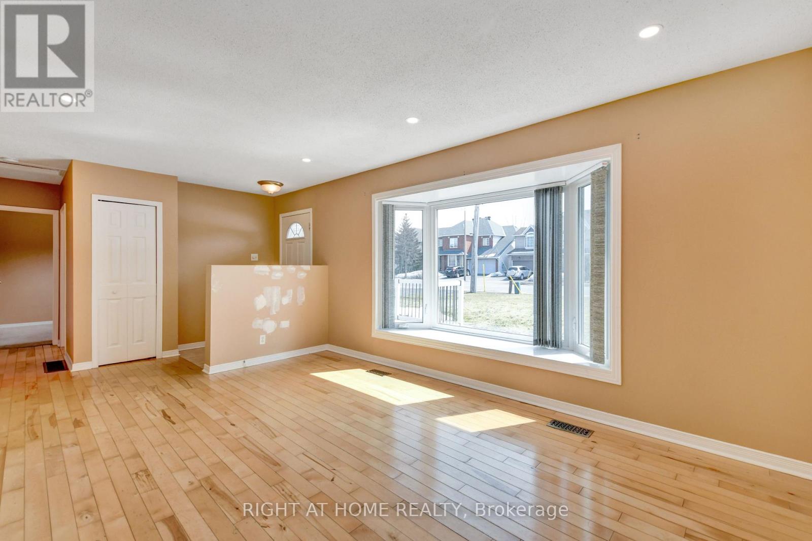 1215 Klondike Road S, Ottawa, Ontario  K2W 1E1 - Photo 3 - X12830818
