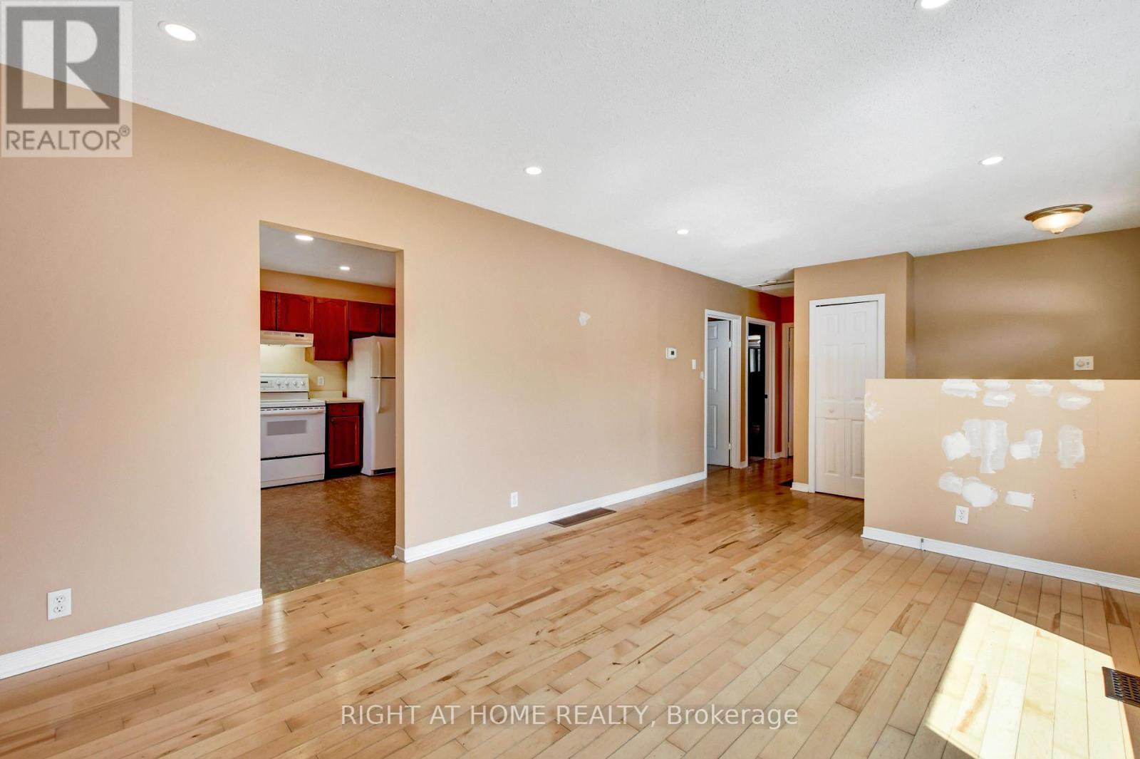 1215 Klondike Road S, Ottawa, Ontario  K2W 1E1 - Photo 4 - X12830818