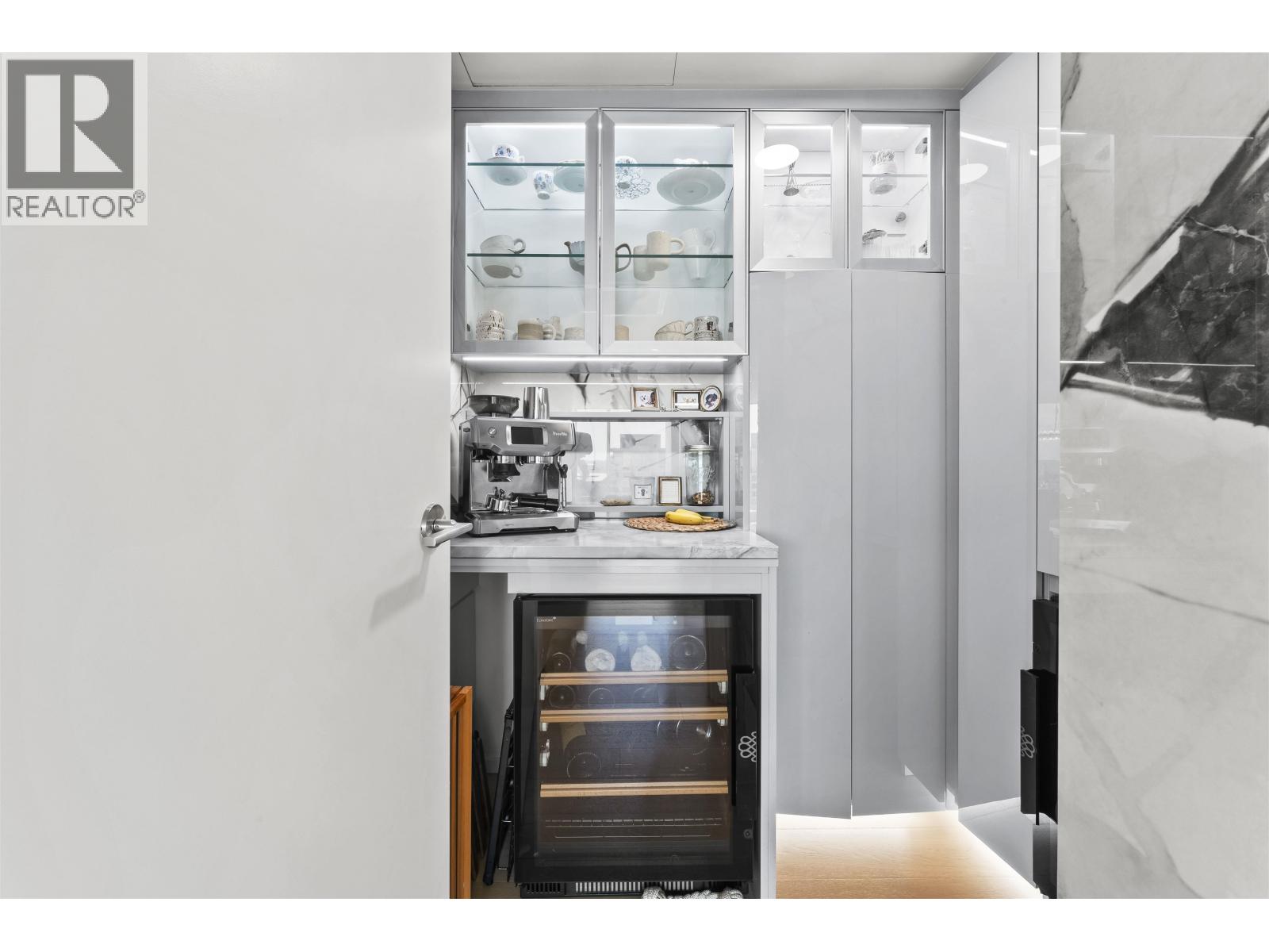 Listing Picture 18 of 28 : 2403 889 PACIFIC STREET, Vancouver / 溫哥華 - 魯藝地產 Yvonne Lu Group - MLS Medallion Club Member