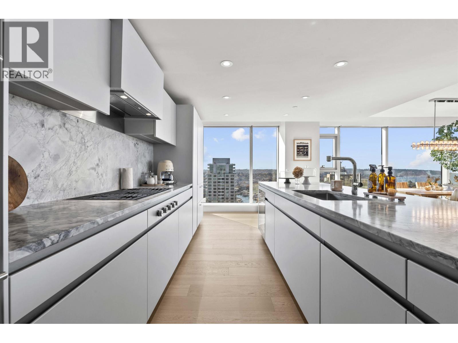 Listing Picture 8 of 28 : 2403 889 PACIFIC STREET, Vancouver / 溫哥華 - 魯藝地產 Yvonne Lu Group - MLS Medallion Club Member