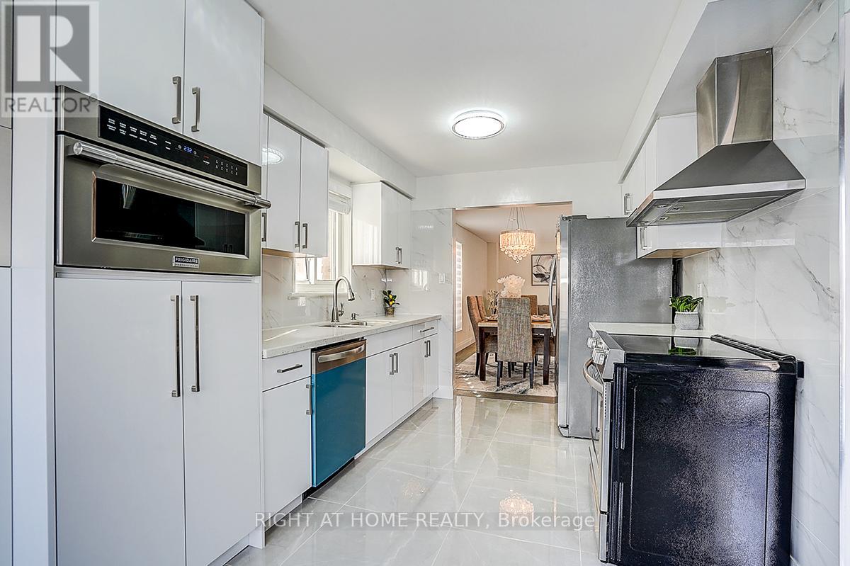 32 Macauley Drive, Markham, Ontario  L3T 5S4 - Photo 10 - N12832048