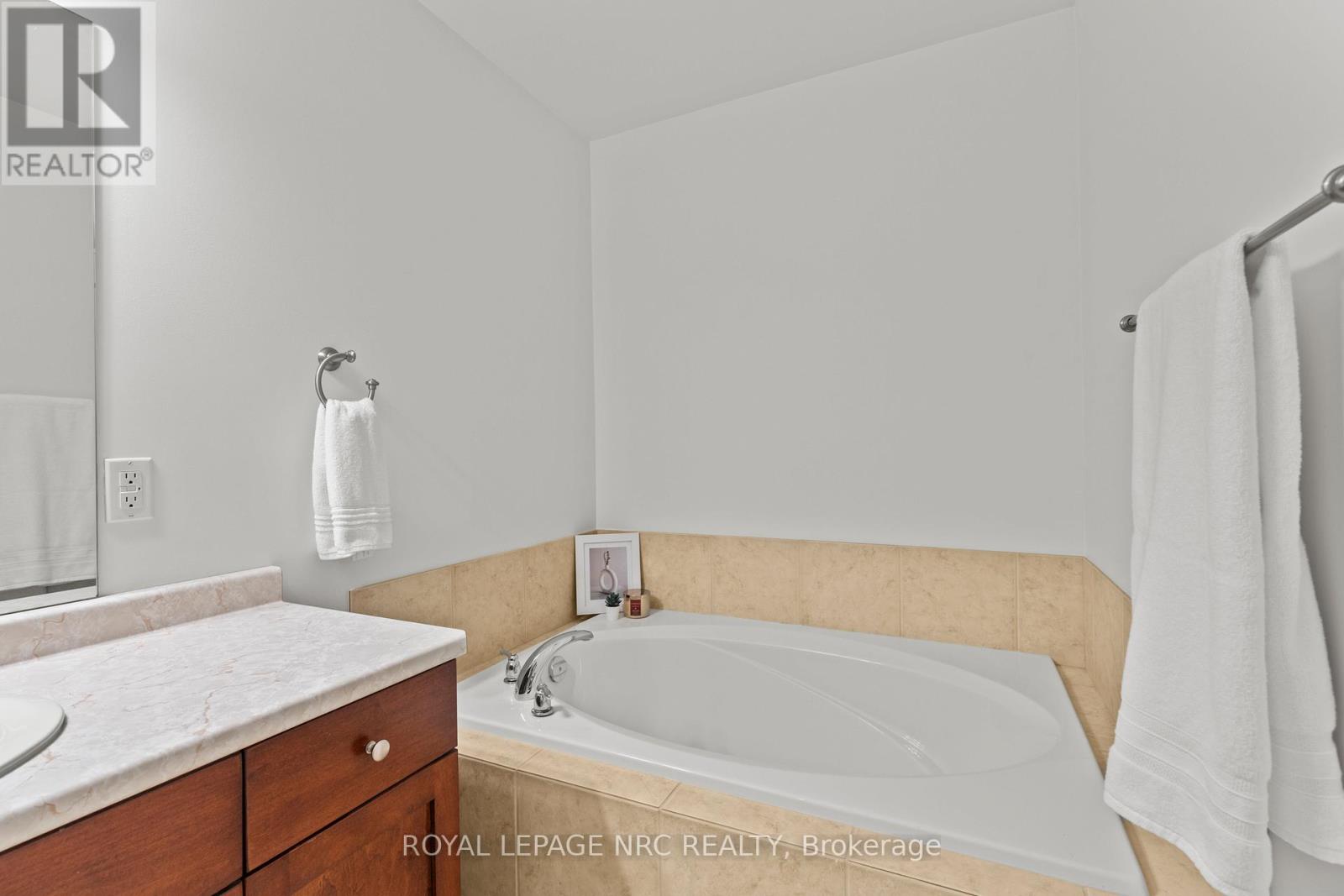 14 Hope Avenue W, Niagara-On-The-Lake, Ontario  L0S 1T0 - Photo 14 - X12832054