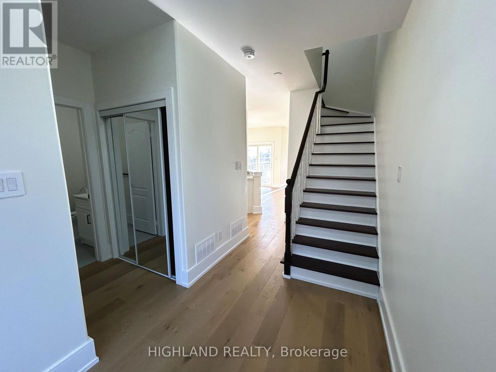 916 Golden Farmer Way, Mississauga, Ontario  L5W 1B4 - Photo 3 - W12832094