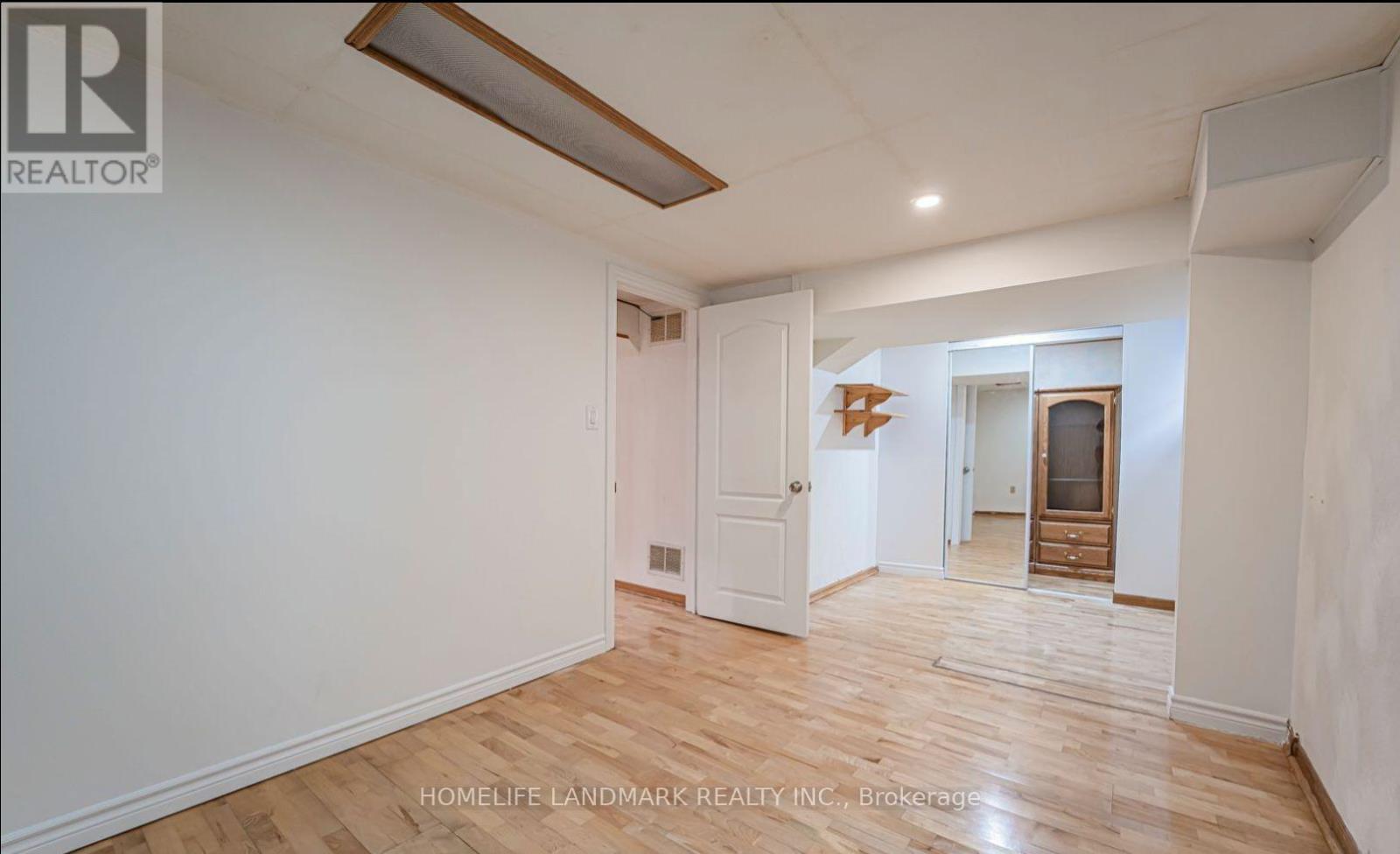 2797b Windjammer Road, Mississauga, Ontario  L5L 1T4 - Photo 7 - W12832100