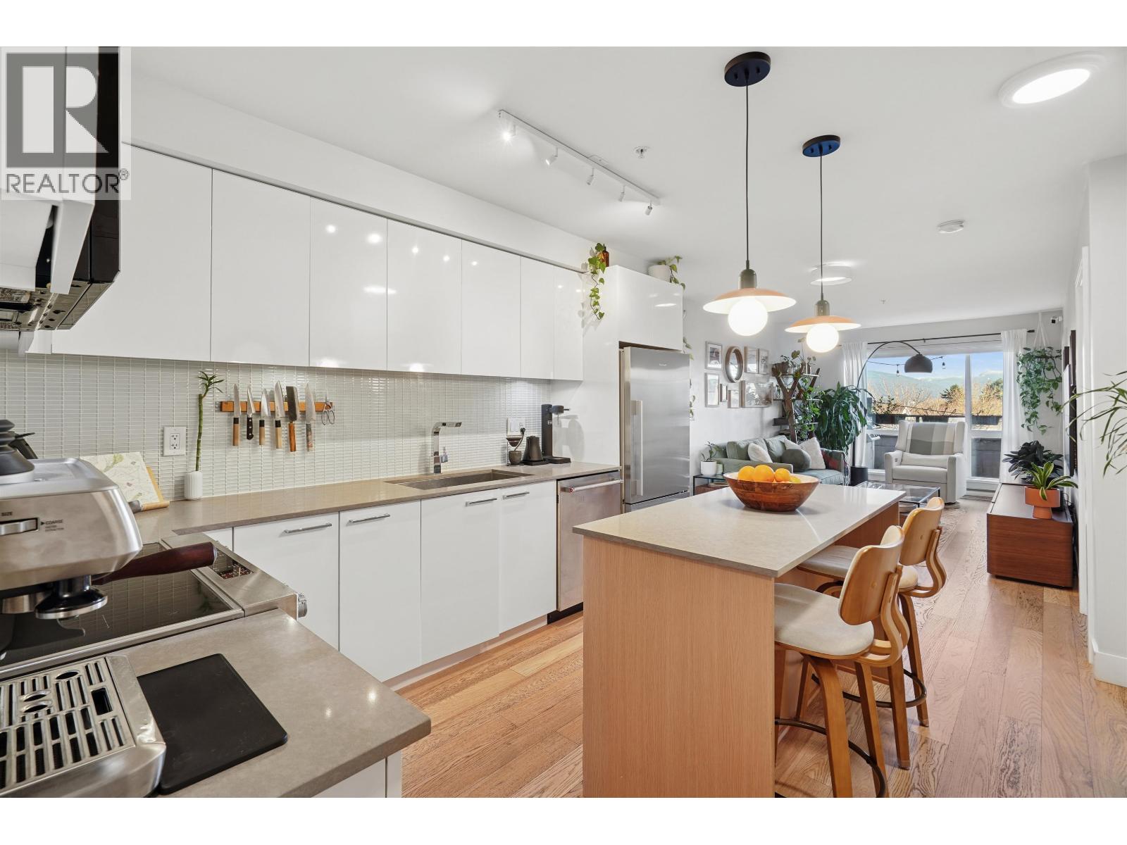 206 233 KINGSWAY, Vancouver, British Columbia