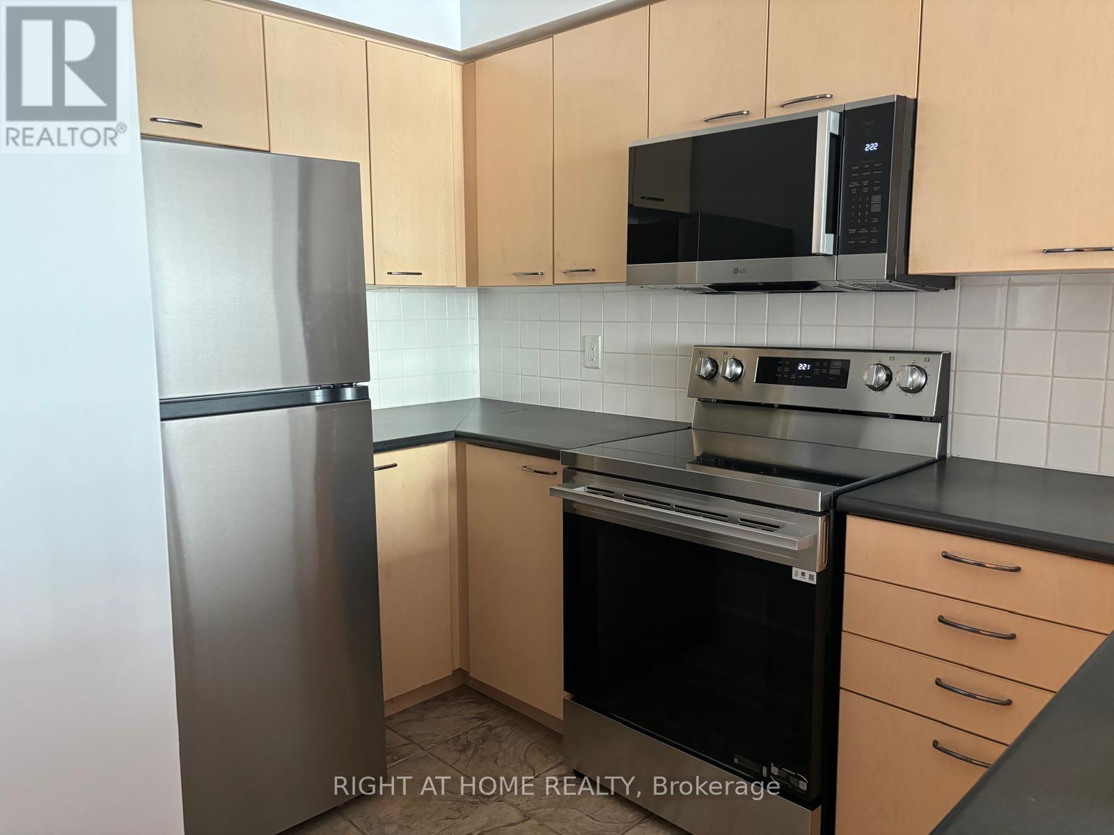 312 - 48 Suncrest Boulevard, Markham, Ontario  L3T 7Y5 - Photo 5 - N12701778