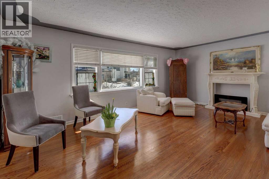 1307 Windsor Street Nw, Calgary, Alberta  T2N 3X2 - Photo 4 - A2289667