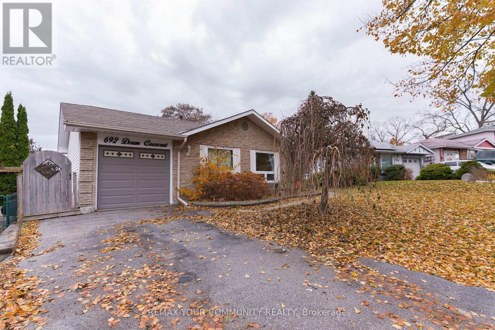 MAIN - 692 DOWN CRESCENT, Oshawa, Ontario