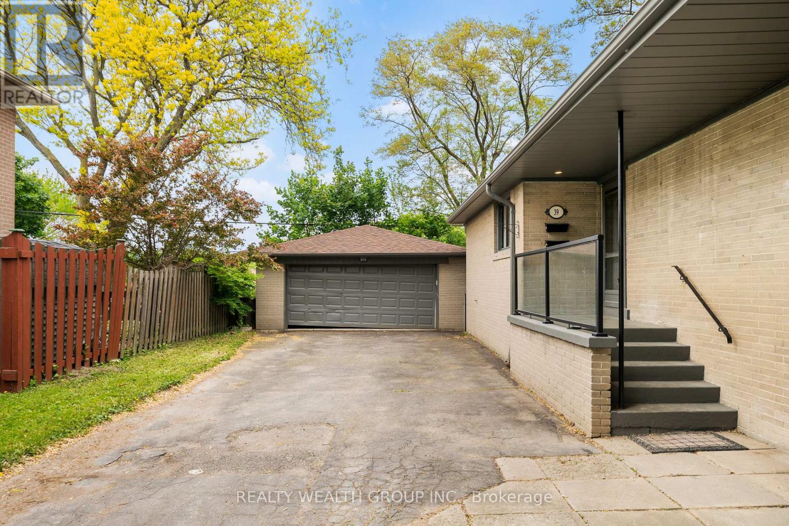 39 Treadgold Crescent, Toronto, Ontario  M3A 1X1 - Photo 4 - C12832198