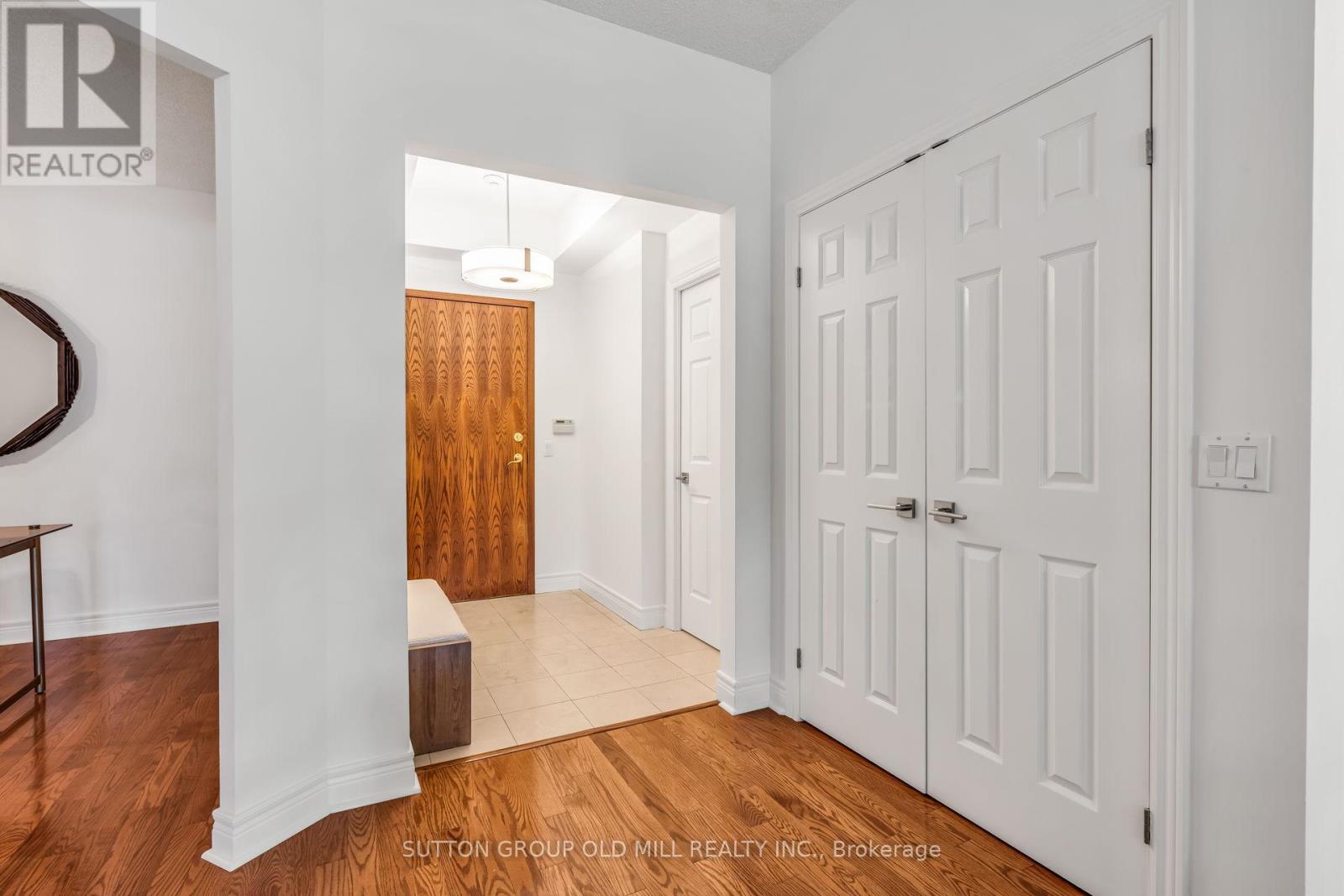 206 - 10 Old Mill Trail, Toronto, Ontario  M8X 2Y9 - Photo 5 - W12832138