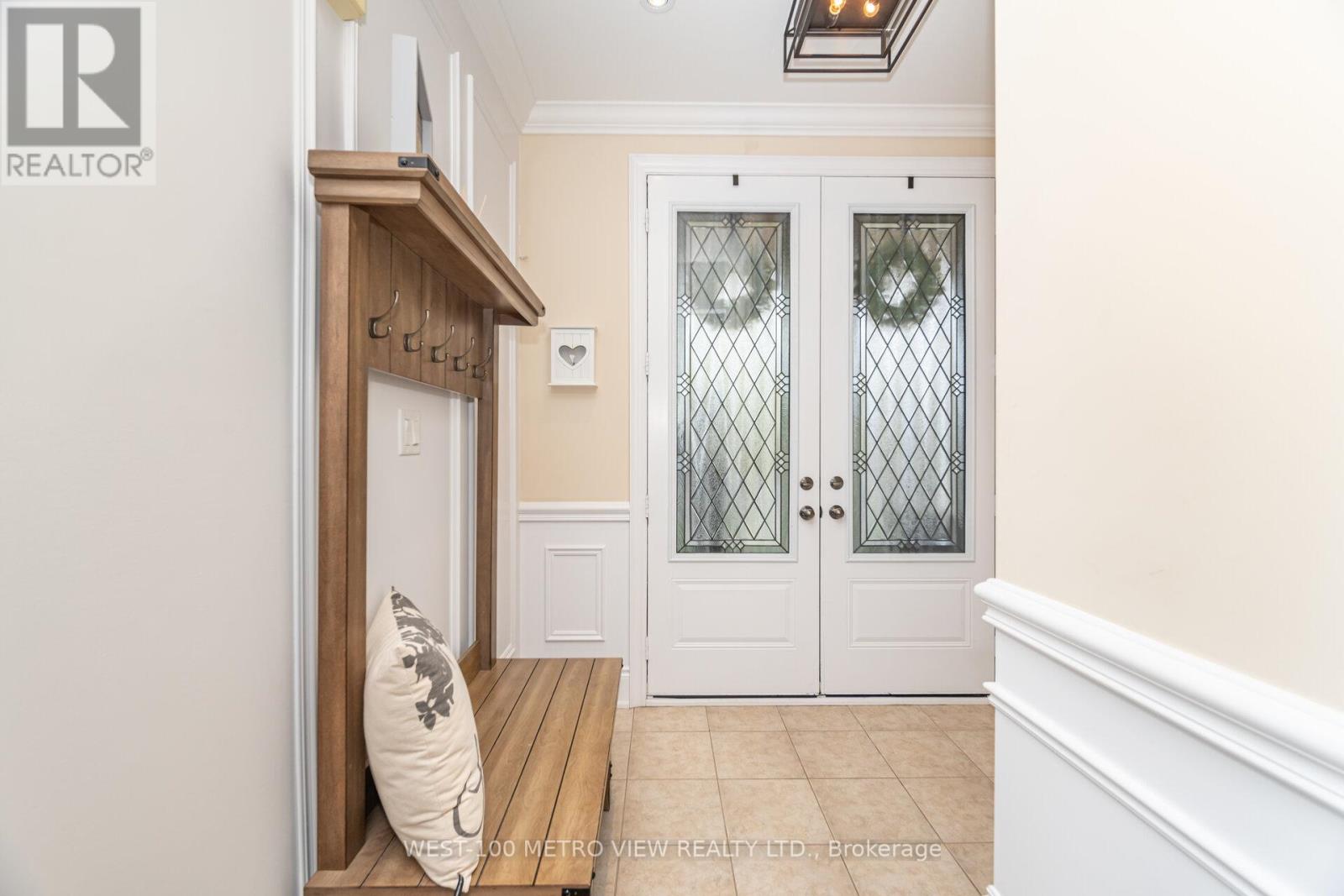 4 Ivor Crescent, Brampton, Ontario  L7A 4L5 - Photo 4 - W12832196