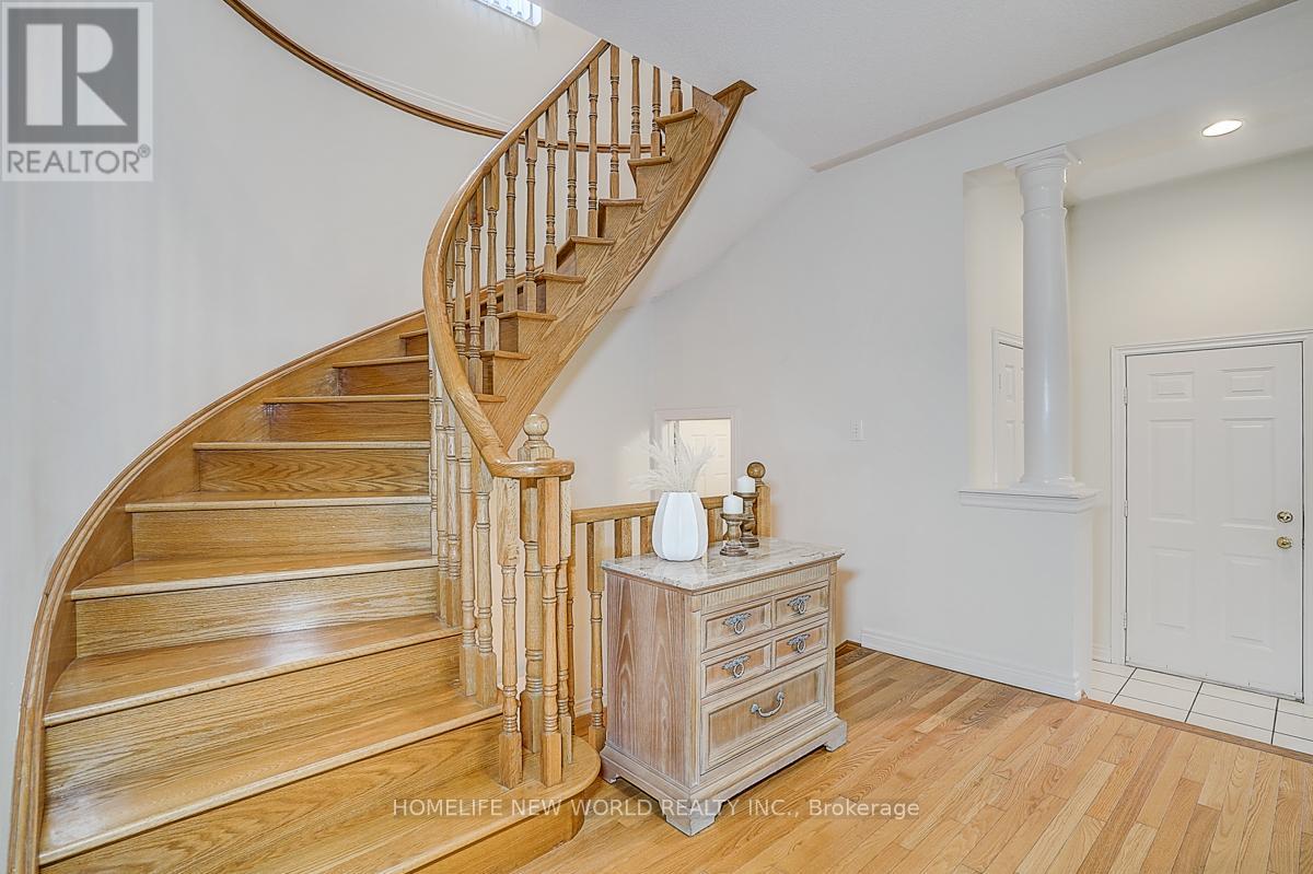 2305 Woodfield Road, Oakville, Ontario  L6H 6Y7 - Photo 5 - W12832204