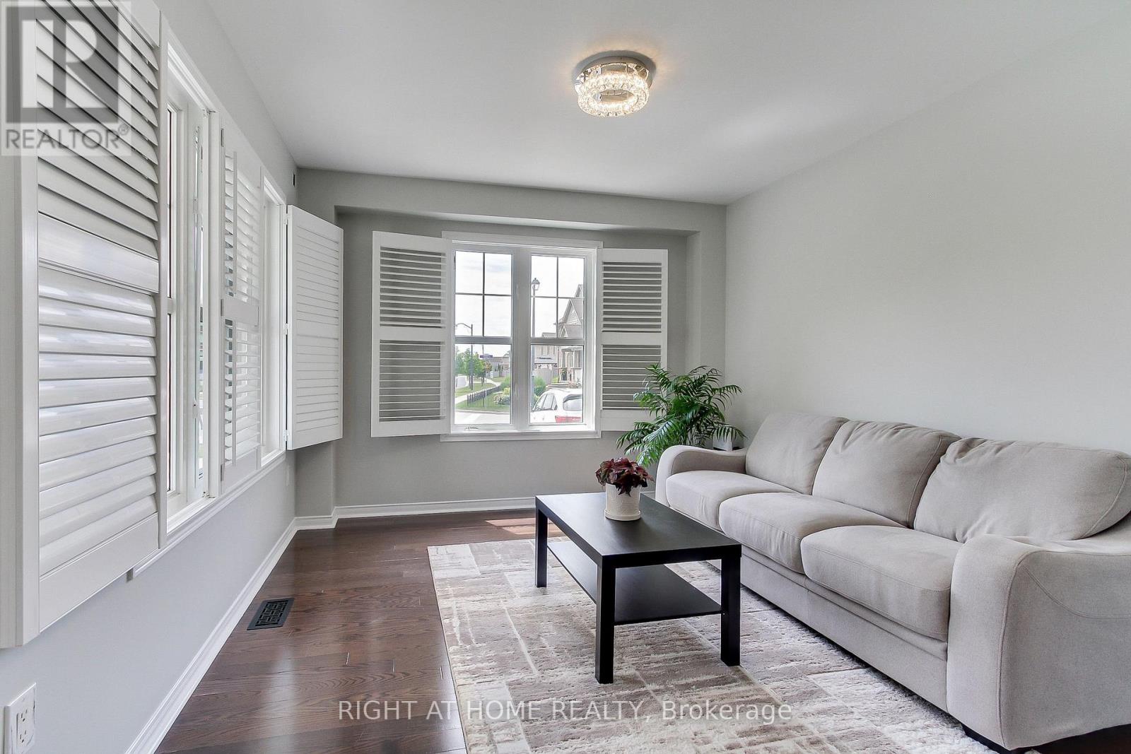 468 Langford Boulevard, Bradford West Gwillimbury, Ontario  L3Z 0K8 - Photo 8 - N12832238