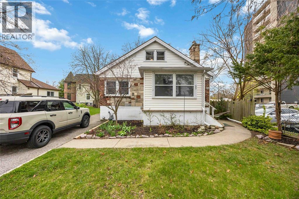 527 Errol Road West