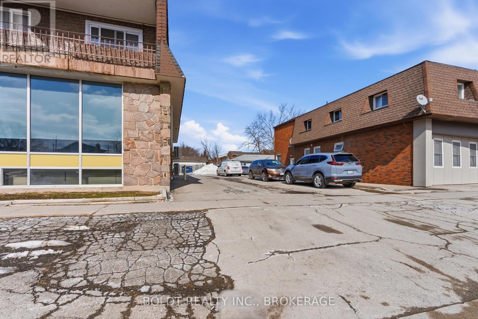 F - 706 Main Street E, Welland, Ontario  L3B 3Y4 - Photo 2 - X12832382