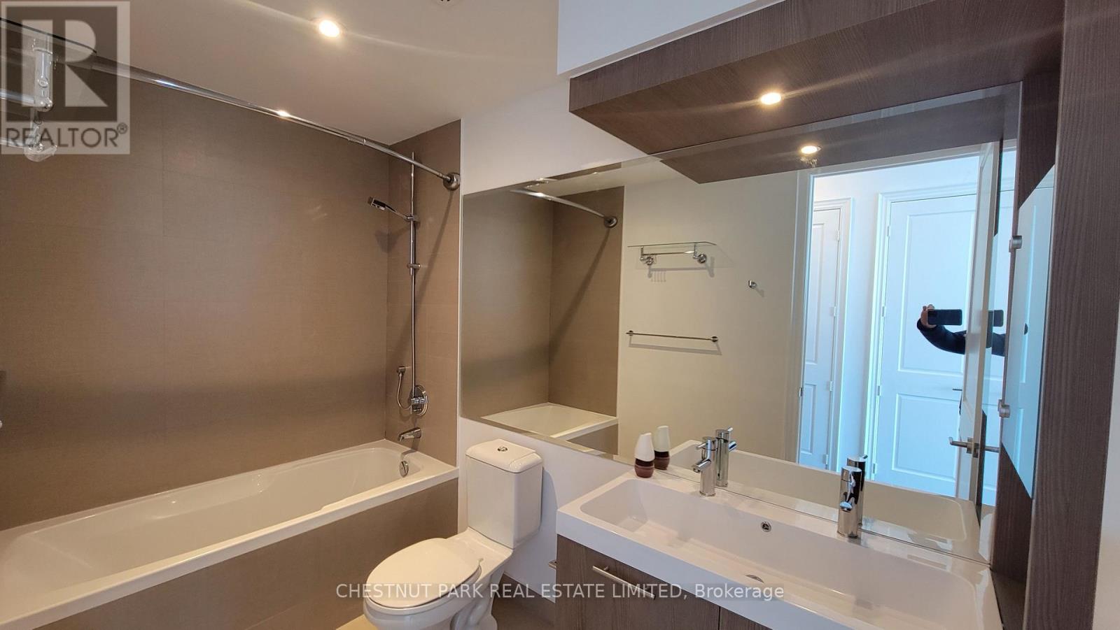 6416 - 388 Yonge Street, Toronto, Ontario  M5B 0A4 - Photo 17 - C12832308