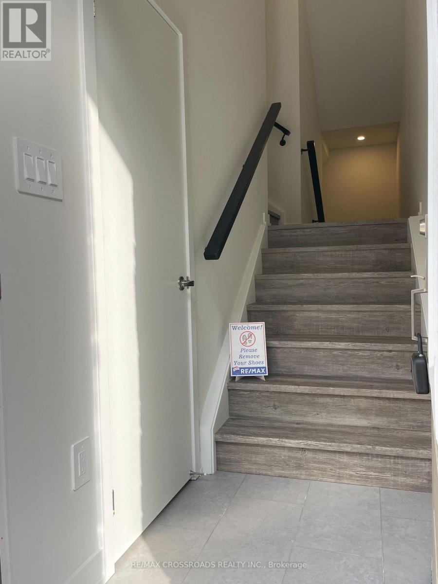 23 Mermot Lane, Richmond Hill, Ontario  L4B 0J5 - Photo 3 - N12832284