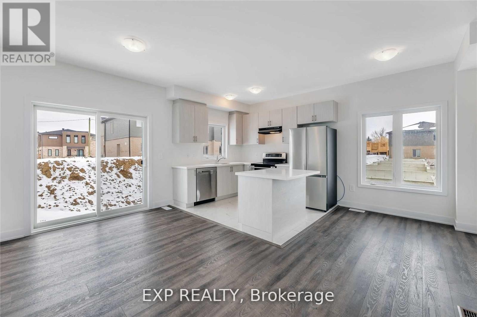 11 Evergreen Terrace, Barrie (Painswick South), Ontario  L9J 0M6 - Photo 2 - S12832258