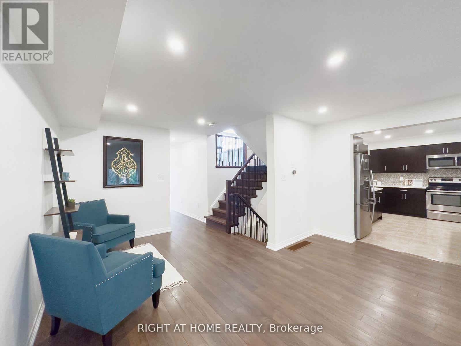 8 Greenwich Street, Barrie (Ardagh), Ontario  L4N 7R1 - Photo 11 - S12832278