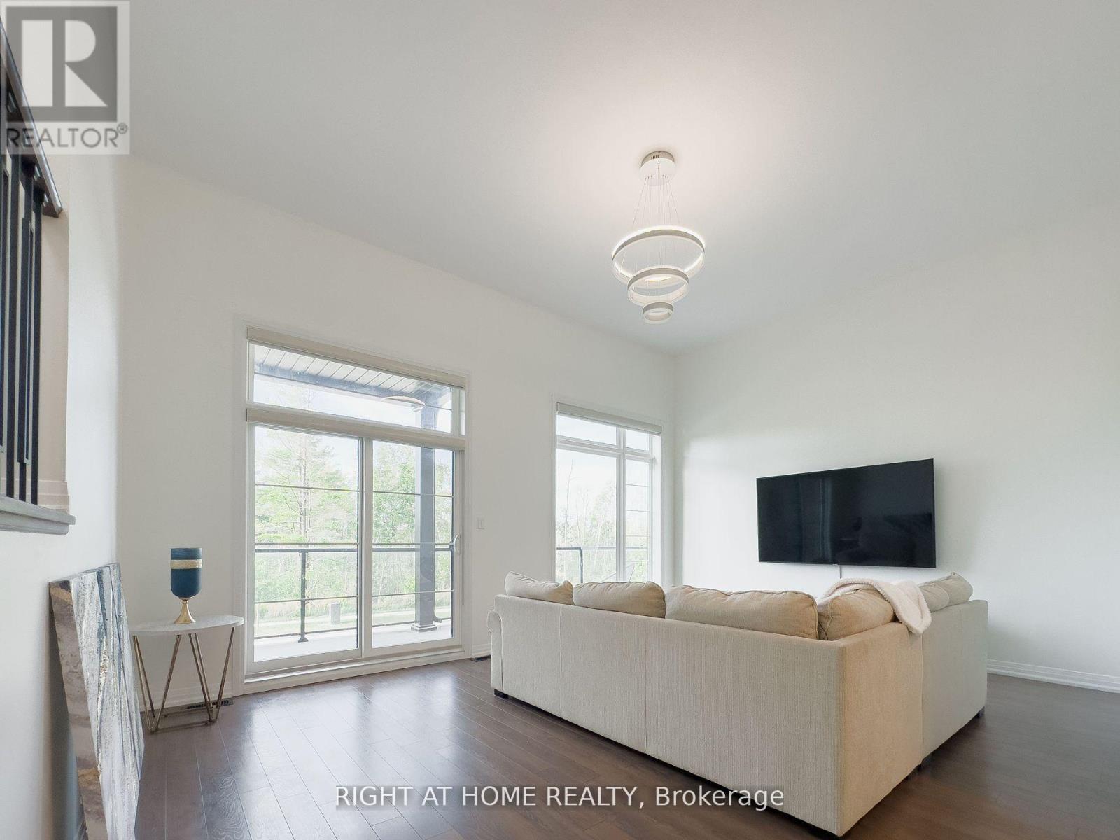 8 Greenwich Street, Barrie (Ardagh), Ontario  L4N 7R1 - Photo 2 - S12832278