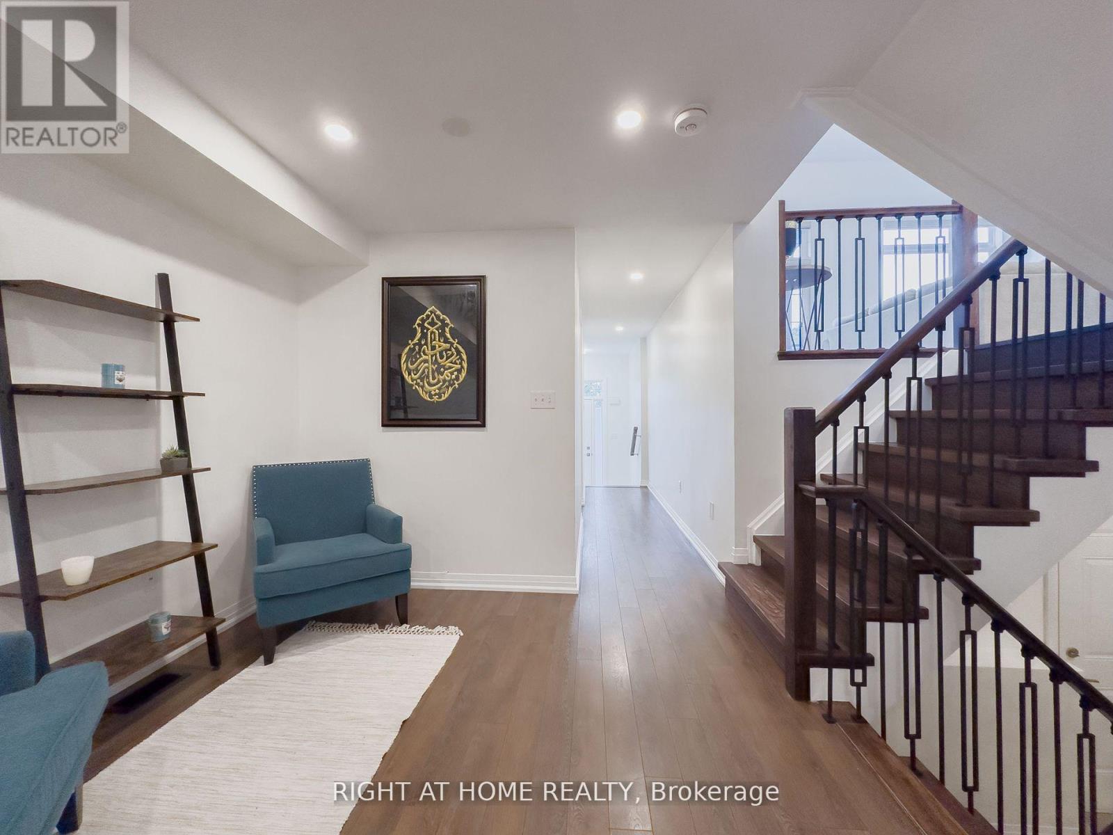 8 Greenwich Street, Barrie (Ardagh), Ontario  L4N 7R1 - Photo 4 - S12832278