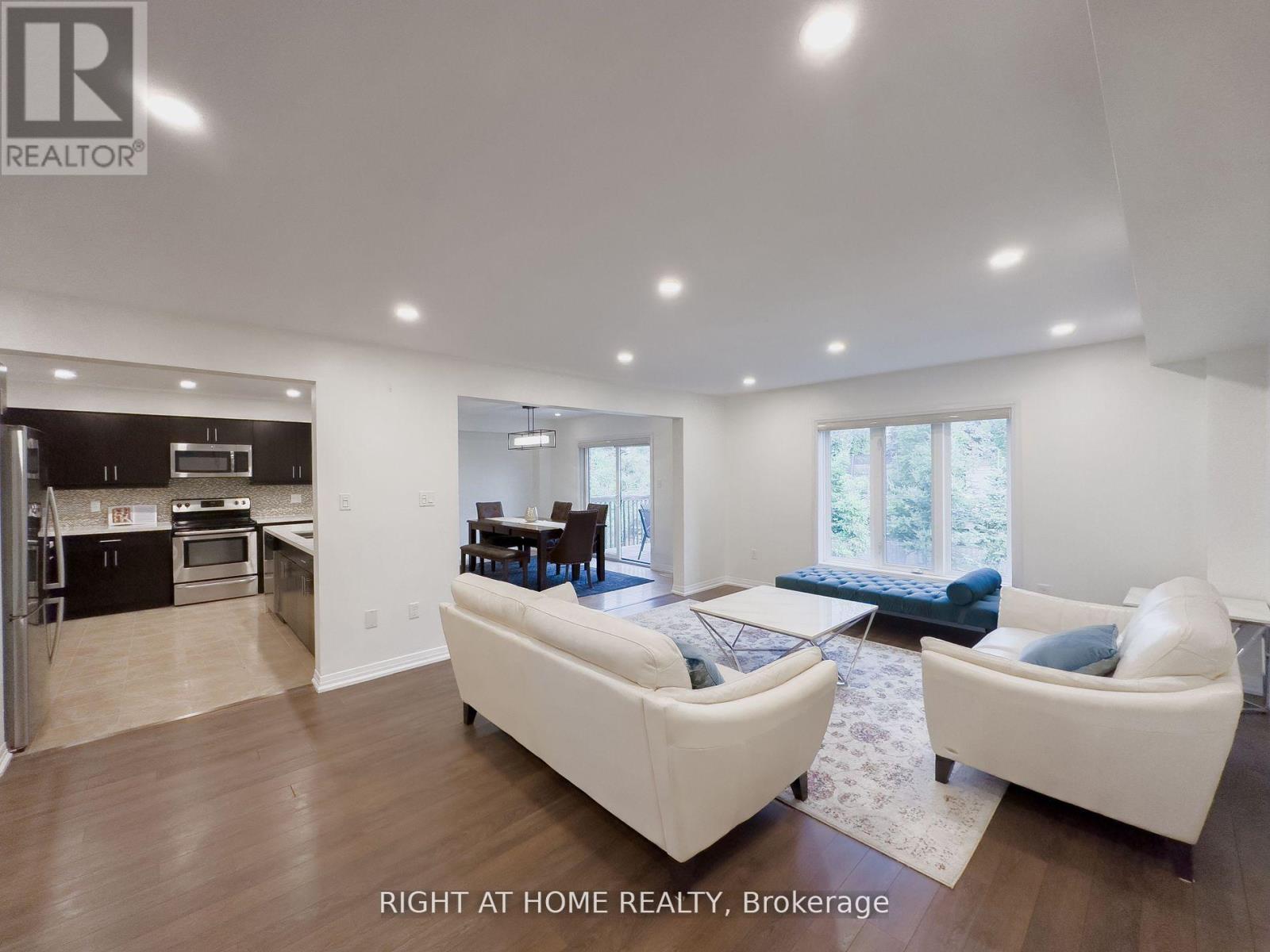 8 Greenwich Street, Barrie (Ardagh), Ontario  L4N 7R1 - Photo 5 - S12832278