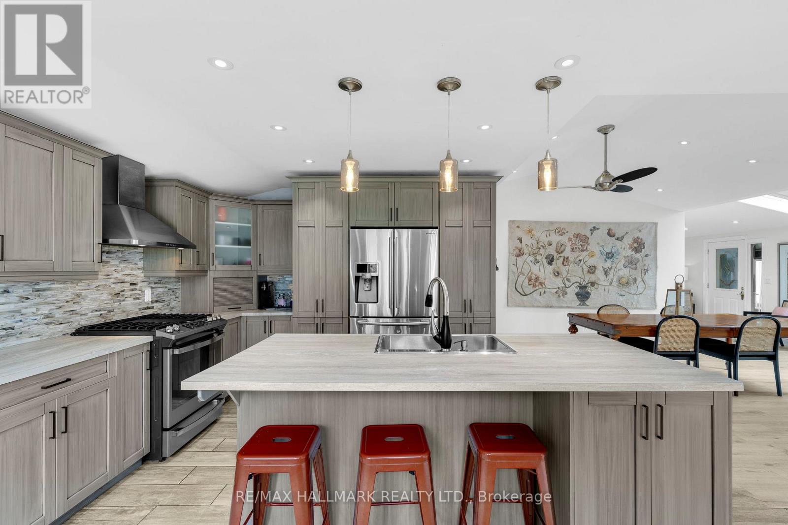 95 Lake Avenue, Ramara (Brechin), Ontario  L0K 1B0 - Photo 10 - S12832324